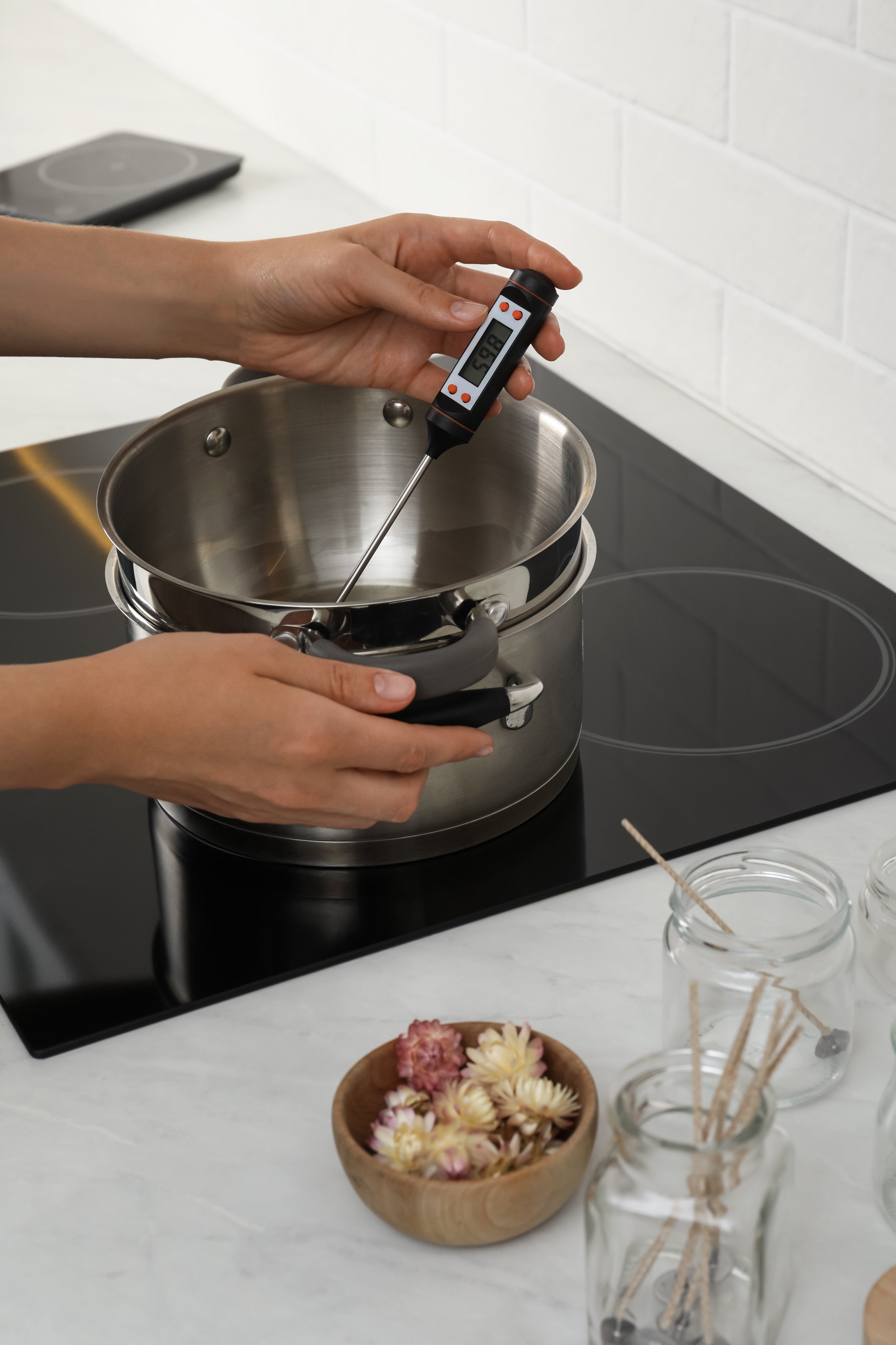 Kerzenherstellungs-Zubehörset: Schmelztopf, Trichter, Thermometer und Schaufel aus Edelstahl.