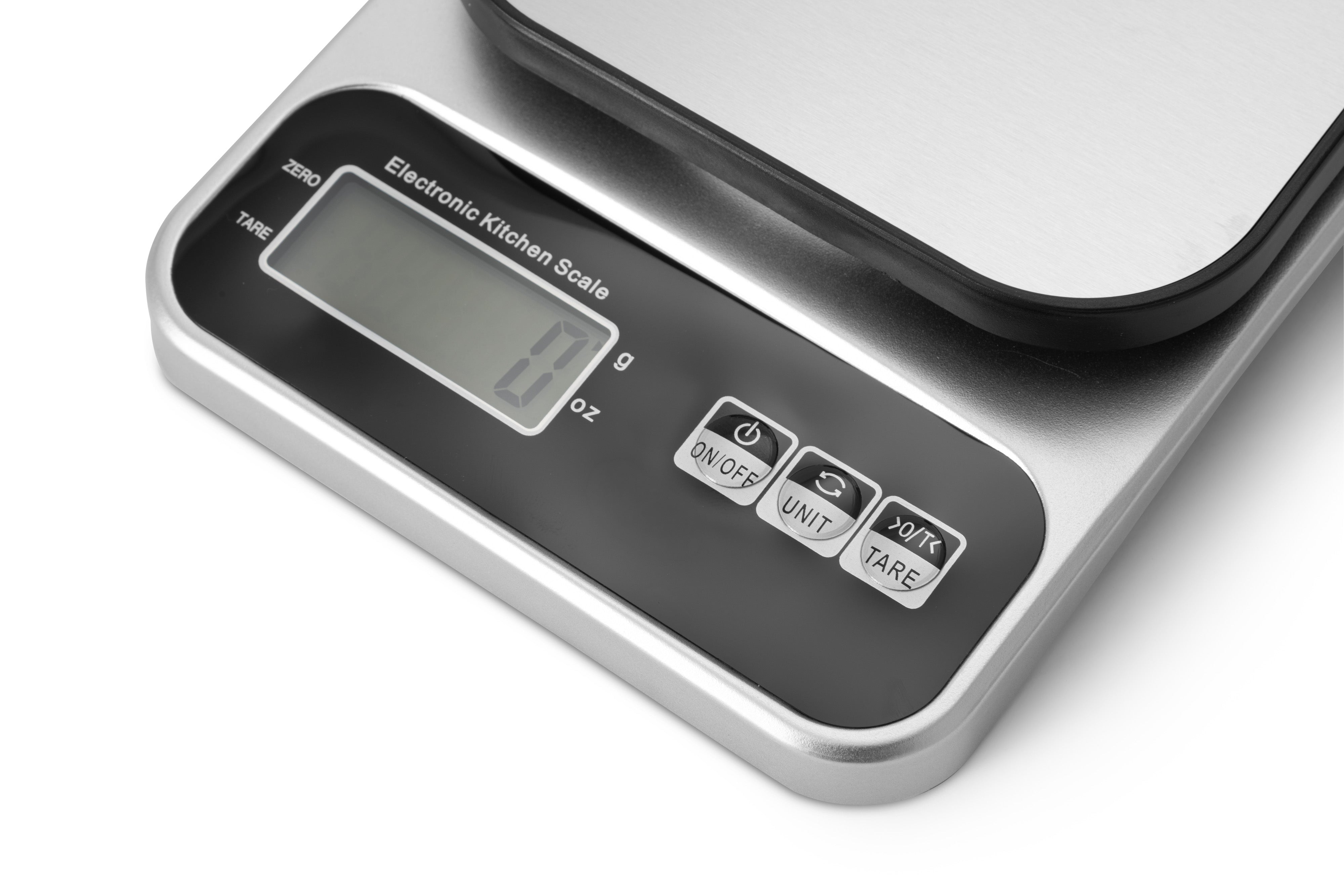 Zbliżenie na panel sterowania elektronicznej wagi kuchennej w srebrno-czarnej obudowie. Kadr obejmuje fragment stalowej platformy ważącej oraz czarny panel z napisem „Electronic Kitchen Scale", prostokątnym wyświetlaczem LCD z odczytem i jednostkami g oraz oz, oznaczeniami ZERO i TARE po lewej stronie, a także trzema srebrnymi przyciskami z symbolami: ON/OFF, UNIT i TARE.