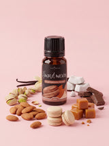 Olejek zapachowy do świec Almond Macaron w butelce 10 ml otoczonej makaronikami migdałowymi, migdałami, pistacjami, karmelem, czekoladą i kokosem