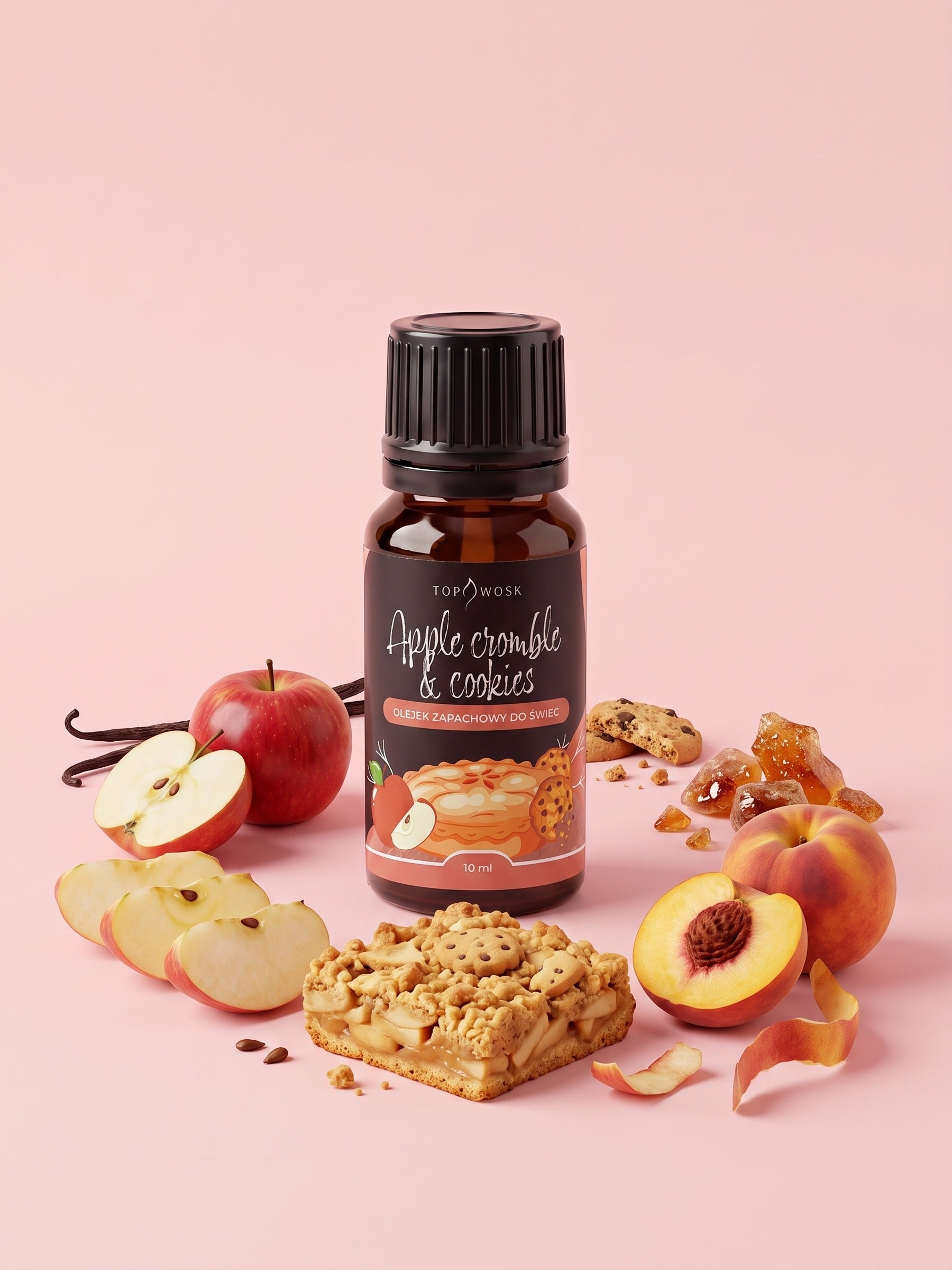 Olejek zapachowy do świec Apple Crumble & Cookies w butelce 10 ml otoczonej kruszonką jabłkową, maślanymi ciasteczkami, jabłkami, brzoskwinią, karmelizowanym cukrem i laskami wanilii
