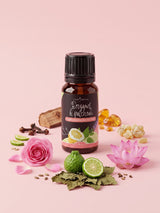 Olejek zapachowy do świec Bergamot & Patchouli w butelce 10 ml otoczonej bergamotką, paczulą, różą, kwiatem lotosu, goździkami i drewnem cedrowym