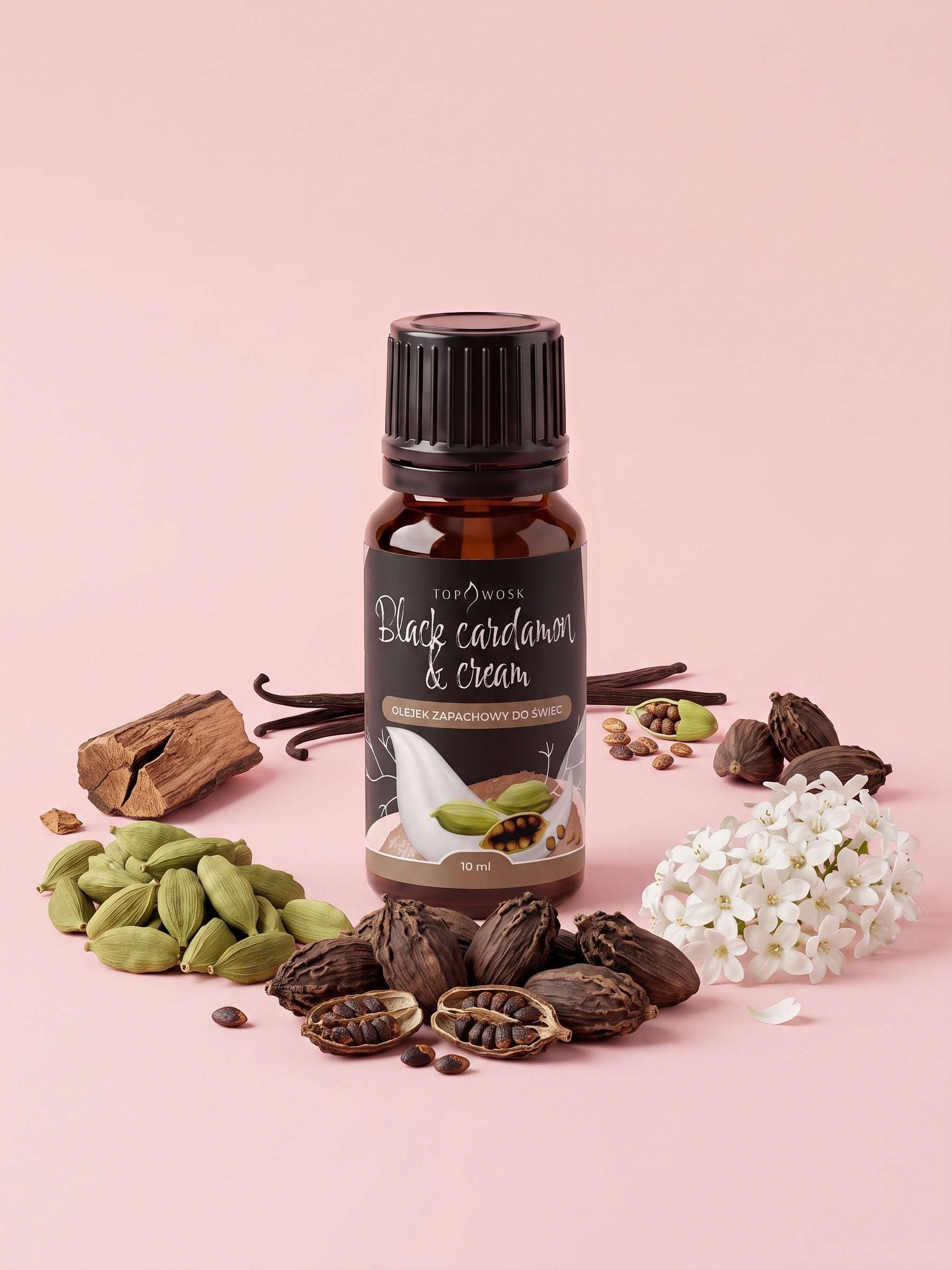 Olejek zapachowy do świec Black Cardamom and Cream w butelce 10 ml otoczonej czarnym i zielonym kardamonem, białymi kwiatami, drewnem i laskami wanilii