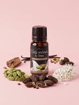 Olejek zapachowy do świec Black Cardamom and Cream w butelce 10 ml otoczonej czarnym i zielonym kardamonem, białymi kwiatami, drewnem i laskami wanilii