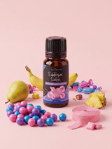 Olejek zapachowy do świec Bubblegum Ballon w butelce 10 ml otoczonej kolorowymi kulkami gumy do żucia, różową gumą w taśmie, cukierkami, bananem, gruszką i ananasem