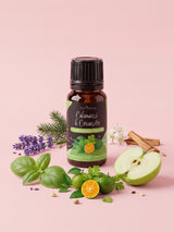 Olejek zapachowy do świec Calamansi & Coriander w butelce 10 ml otoczonej owocami kalamansi, kolendrą, bazylią, zielonym jabłkiem, lawendą i białymi kwiatami