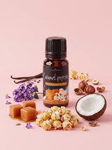Olejek zapachowy do świec Caramel Popcorn w butelce 10 ml otoczonej popcornem w karmelu, kostkami karmelu, orzechami laskowymi, kokosem, heliotropem i laskami wanilii