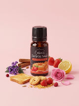 Olejek zapachowy do świec Cookies & Strawberry Crumble w butelce 10 ml otoczonej maślanymi ciasteczkami, truskawkami, kruszonką, tostem, różą i cytryną