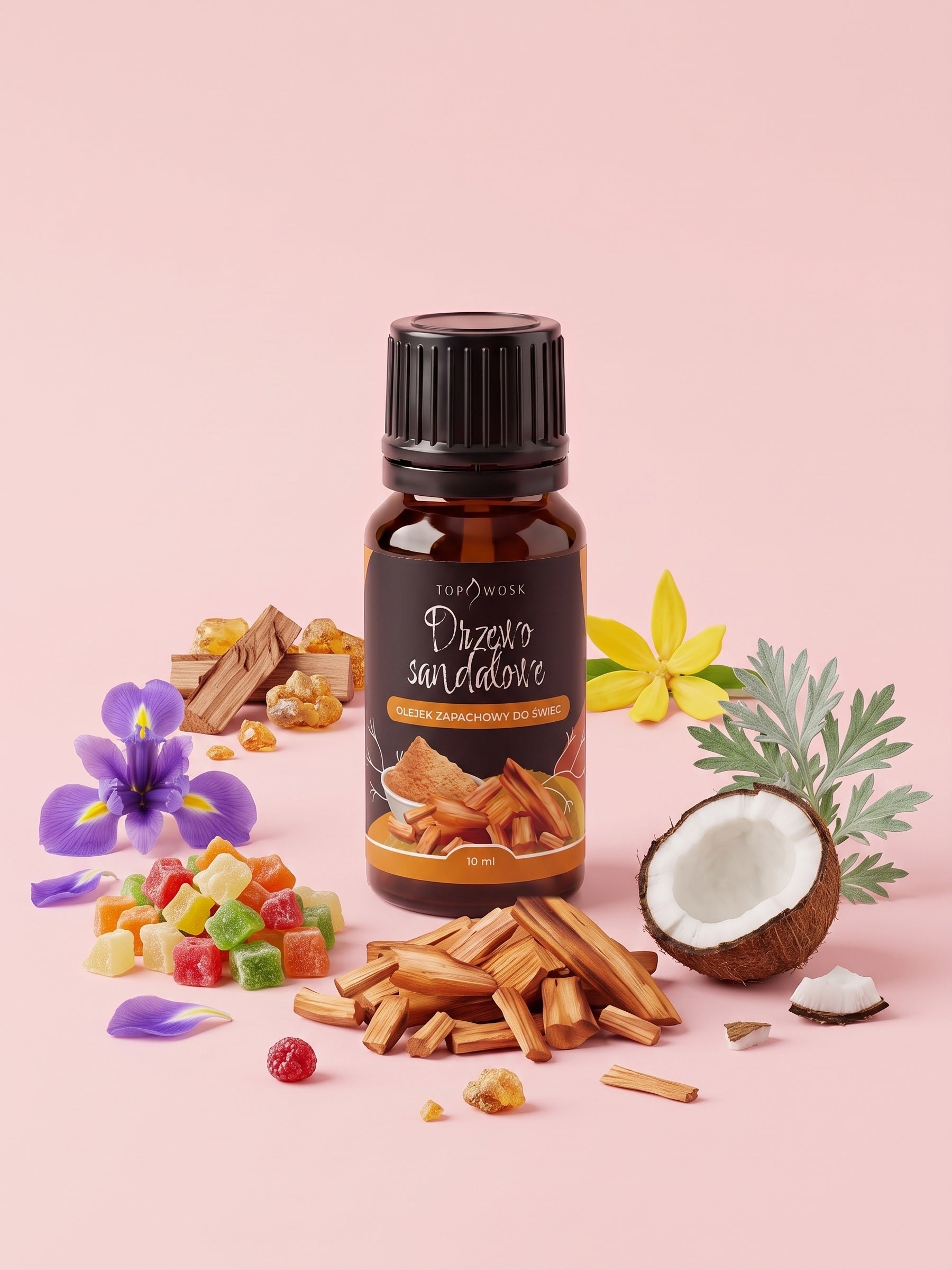 Olejek zapachowy do świec Drzewo Sandałowe w butelce 10 ml otoczonej drewnem sandałowym, bursztynem, irysem, kandyzowanymi owocami, kokosem i kwiatem ylang-ylang