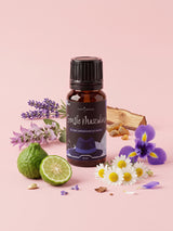 Olejek zapachowy do świec Gentle Masculine w butelce 10 ml otoczonej bergamotką, szałwią muszkatołową, rumiankiem, lawendynem, irysem i drewnem cedrowym