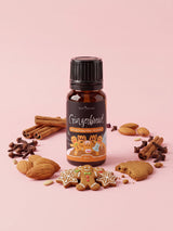 Olejek zapachowy do świec Gingerbread w butelce 10 ml otoczonej lukrowanymi piernikami, laskami cynamonu, goździkami i migdałami