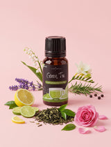 Olejek zapachowy do świec Green Tea w butelce 10 ml otoczonej liśćmi zielonej herbaty, cytryną, limonką, różą, rozmarynem i lawendą