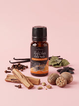 Olejek zapachowy do świec High Class Dark Musk w butelce 10 ml otoczonej drewnem cedrowym i sandałowym, gałką muszkatołową, goździkami, fasolą tonka i laskami wanilii