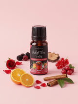 Olejek zapachowy do świec Mulled Wine Toddy w butelce 10 ml otoczonej pomarańczą, laskami cynamonu, jeżynami, czerwoną porzeczką, pąkiem róży i drewnem cedrowym