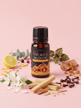 Olejek zapachowy do świec Palo Santo and Sandalwood w butelce 10 ml otoczonej laskami palo santo, drewnem sandałowym, eukaliptusem, cytryną, jaśminem i goździkami