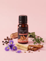 Olejek zapachowy do świec Palo Santo Vibe w butelce 10 ml otoczonej laskami palo santo, drewnem cedrowym, goździkami, cynamonem, tymiankiem i irysem