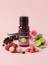 Olejek zapachowy do świec Pink Lemonade Spritz w butelce 10 ml otoczonej liczi, limonką, rabarbarem, różą, czarną porzeczką i laskami wanilii