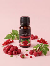 Olejek zapachowy do świec Raspberry Reverie w butelce 10 ml otoczonej malinami, czerwoną porzeczką i liśćmi maliny