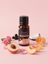 Olejek zapachowy do świec Rose Petals & White Peach w butelce 10 ml otoczonej płatkami róży, białą brzoskwinią, mandarynką, czarną porzeczką i kokosem