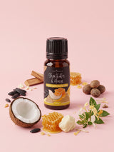 Olejek zapachowy do świec Shea Butter & Honey w butelce 10 ml otoczonej masłem shea, plastrem miodu, kokosem, fasolą tonka, wiciokrzewem i drewnem sandałowym