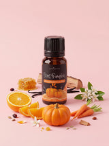 Olejek zapachowy do świec Sweet Pumpkin w butelce 10 ml otoczonej dynią, pomarańczą, marchewką, plastrem miodu, drewnem cedrowym i laskami wanilii