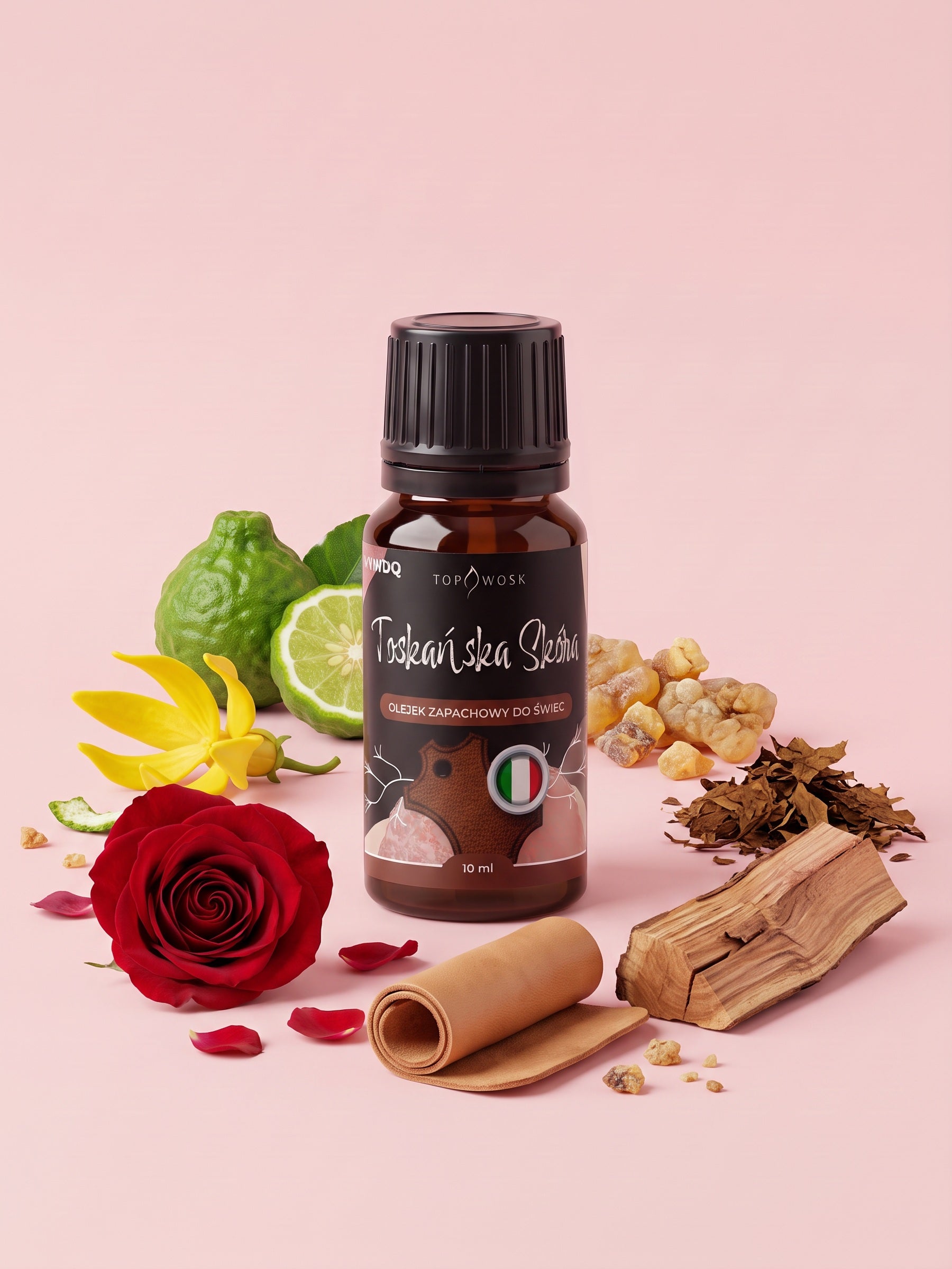 Olejek zapachowy do świec Toskańska Skóra w butelce 10 ml otoczonej zwiniętym kawałkiem skóry, bergamotką, kwiatem ylang-ylang, różą, drewnem cedrowym i liśćmi tytoniu