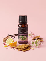 Olejek zapachowy do świec Velvet Tobacco w butelce 10 ml otoczonej liśćmi tytoniu, kwiatami tytoniu, drewnem dębowym, cytryną, pomarańczą i laskami wanilii