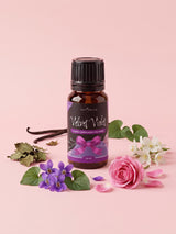 Olejek zapachowy do świec Velvet Violet w butelce 10 ml otoczonej fiołkami, różą, jaśminem, paczulą i laskami wanilii