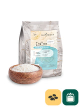 Wosk kokosowy EcoCoco ContainerBlend w pastylkach do świec zalewanych: opakowanie 1 kg z etykietą i drewniana misa z białymi pastylkami wosku